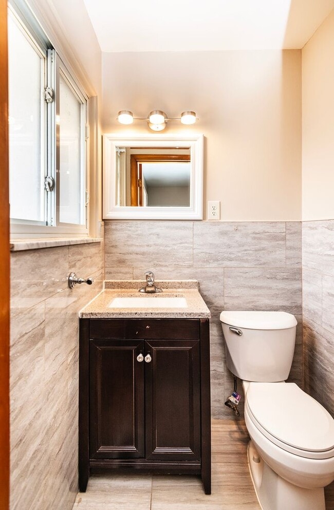 Building Photo - Lovely 3 Bedroom 2 Bathroom Home