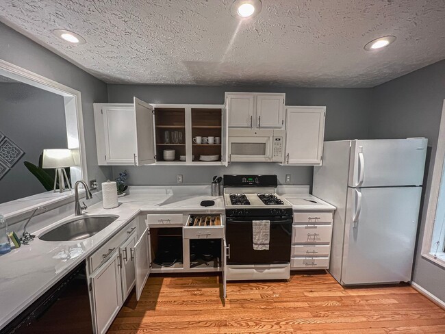 Building Photo - Fully Furnished And Stylish 1 Bedroom 1 Ba...