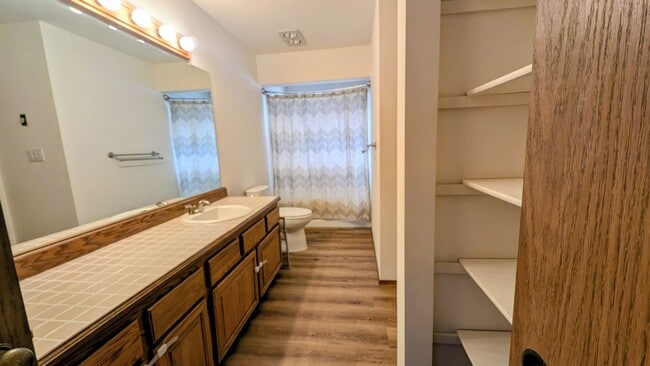 Building Photo - Spacious 3 Bedroom Townhome in Small Complex
