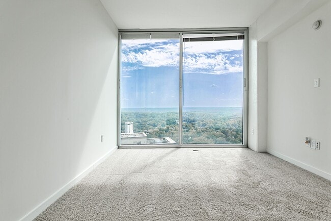 Building Photo - Luxury 28th Floor 2 Bedroom Condo For Leas...