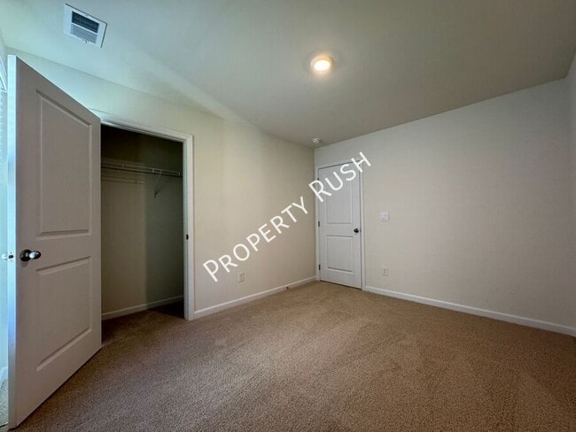 Building Photo - 327 Draft St