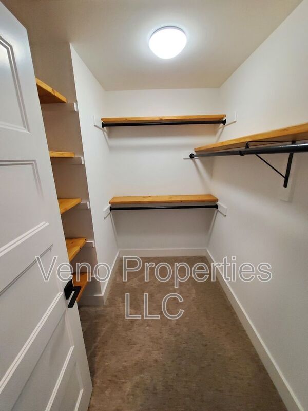 Building Photo - 154 Elm St