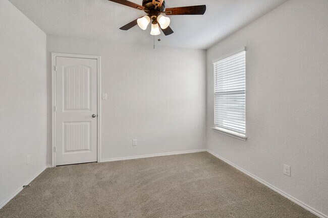 Building Photo - Beautiful 4-Bedroom Corner Lot Home with Open Floor Plan in Bulverde