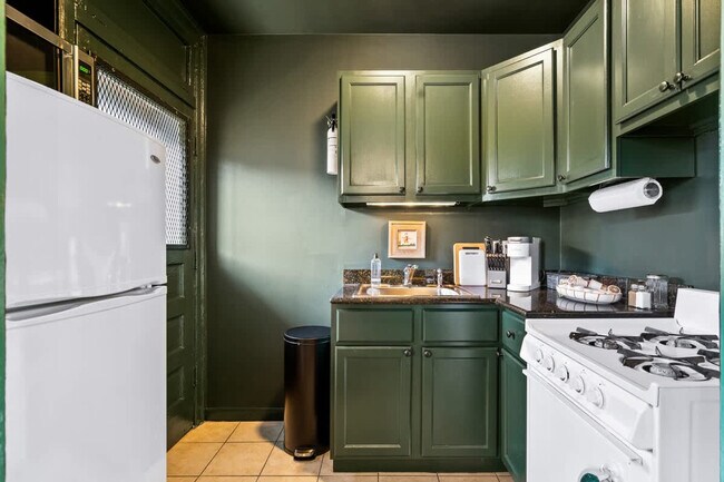 Building Photo - 927 W Oakdale Ave