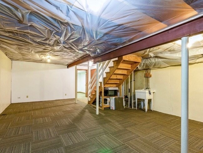 Building Photo - 664 Regent Dr