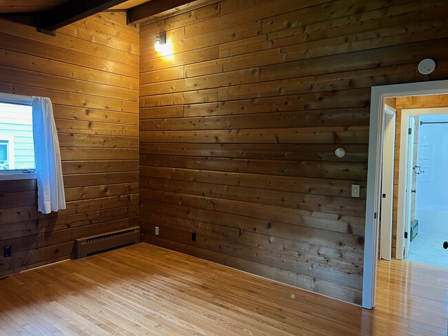 Bedoom 1 - 1120 Lealand Rd E