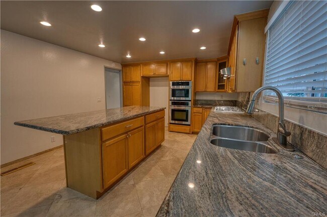 Building Photo - 3018 Oakwood Ln