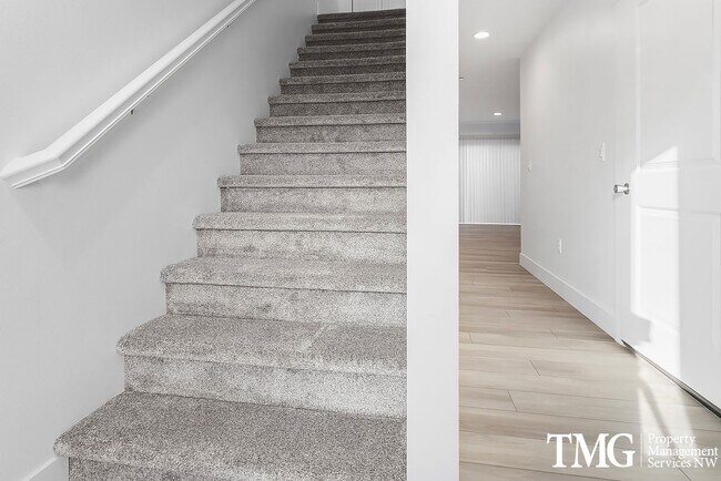 Building Photo - $500 off the 1st months rent! Apply Today!
