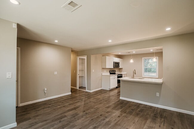 Building Photo - 3-Bedroom with 2 Full Baths Home in Charleston – Spacious 1,752 Sq