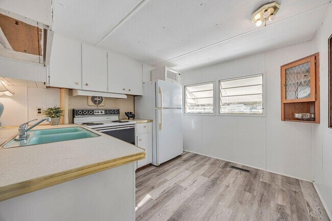 Building Photo - 14556 Glenview Dr