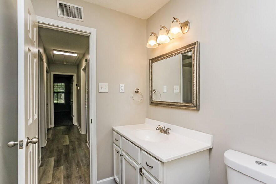 Building Photo - 5044 Brooksbank Cove S