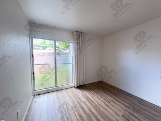 Building Photo - Two Bedroom, one bathroom, and two parking.
