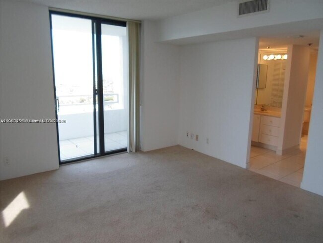 Building Photo - 20225 NE 34th Ct