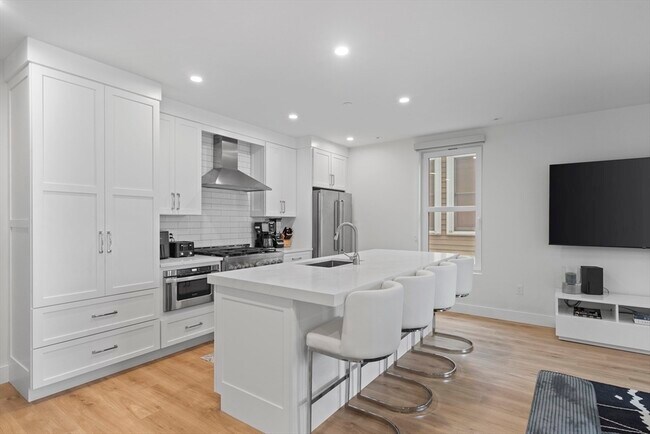 Primary Photo - 326 W Broadway