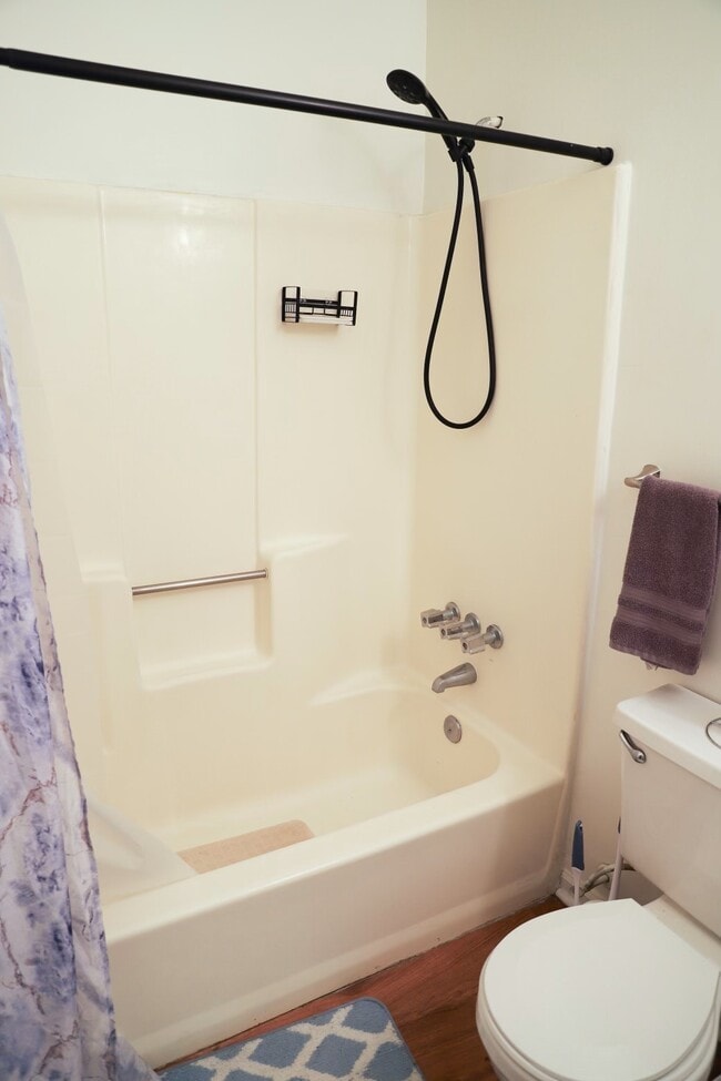 FULL BATHTUB/SHOWER - 600 Southgate Ave