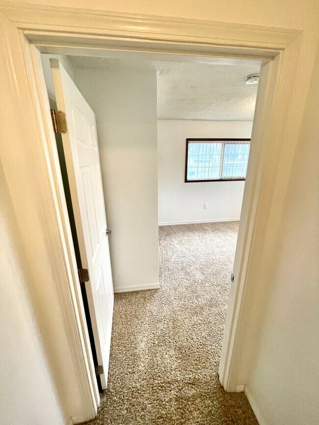 Building Photo - 3 Bedroom, 2 bath home in Sunset Village