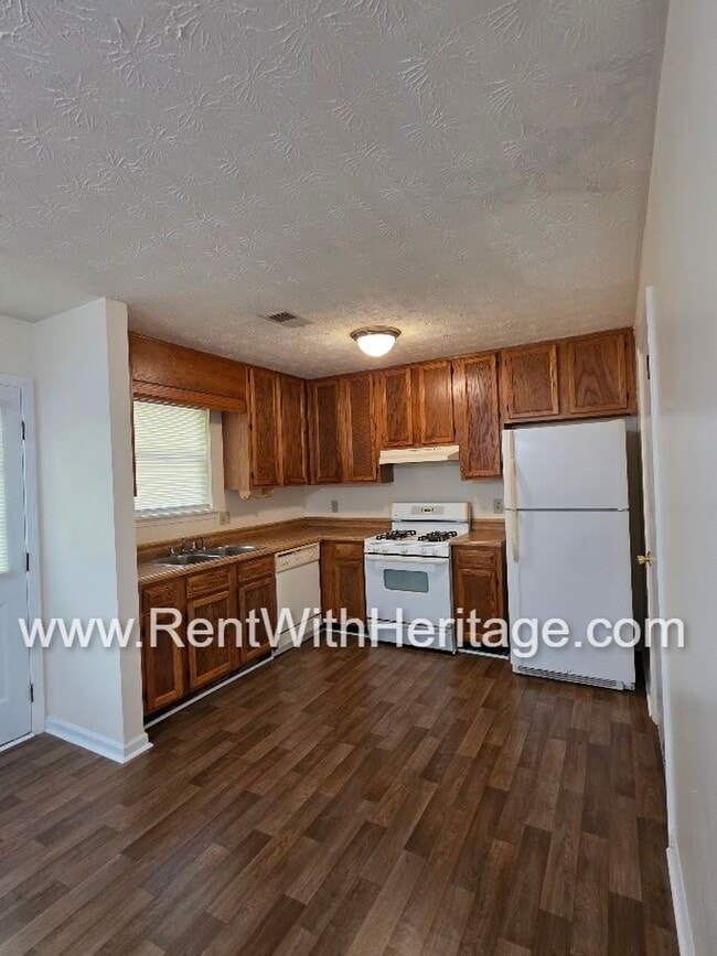 Building Photo - Amazing 3 bedroom, 2.5 bath townhome/ Great Roommate Floorplan / Great Location