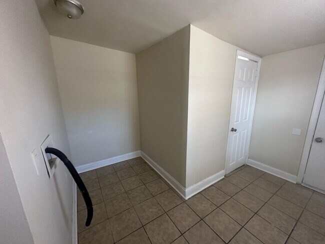 Building Photo - 3 BED 1.5 BATH HOME FOR RENT.