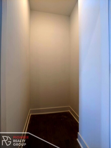 Building Photo - 2121 W Belmont Ave