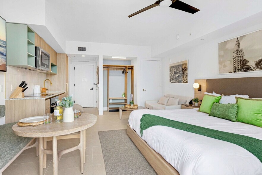 Building Photo - 601 NE 1st Ave