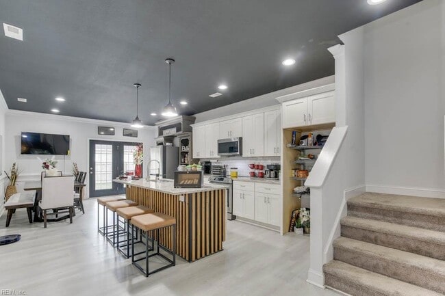 Building Photo - 377 Leeland Ave