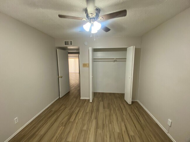 Building Photo - Charming 3 bedroom, 2 bath with Pool