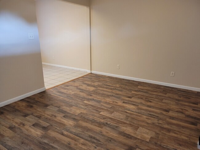 Building Photo - 321 E Mill St