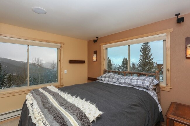 Building Photo - Amazing views! On bus route! 1 Year Lease!