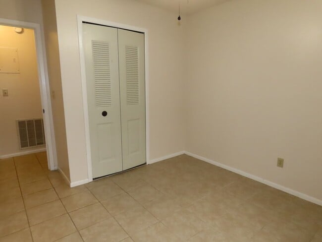 Building Photo - Sunnyside Lakeview 2br/2ba Apartment