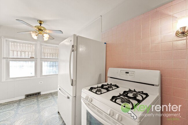 Building Photo - Clean and cute 3 bedroom house near shopping, restaurants, and easy highway access!