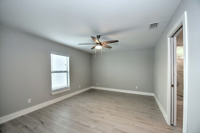 Building Photo - 231 SW 47th Ter