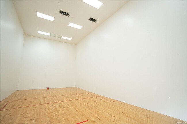 Building Photo - 30 Club Dr S