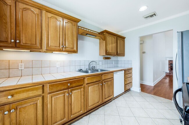 Building Photo - 3 BDRM HOUSE OFF ALBERTSON PKWY