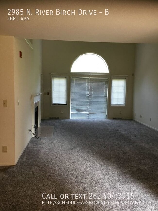 Building Photo - Huge condo with 2 car garage!