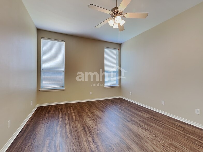 Building Photo - 3013 Lake Side Dr