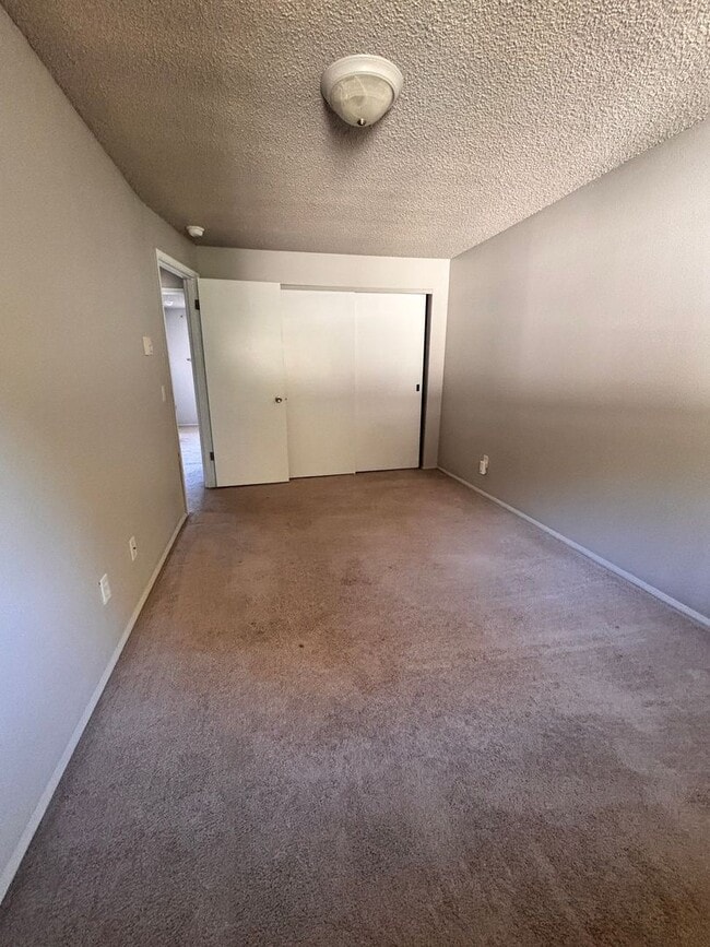 Building Photo - 2 Bedrrom, 1.5 Bahroom Townhouse, availabl...