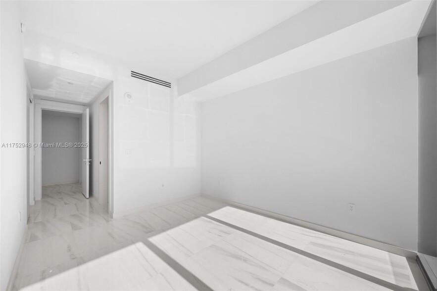 Building Photo - 300 Biscayne Boulevard Way