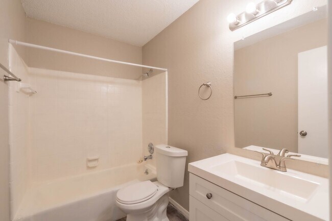 Building Photo - 3 Bed | 1 Bath in West Tulsa!