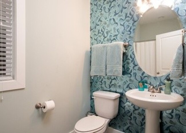 Building Photo - 3 Bed, 3 Bath East Nashville Beauty!