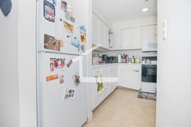 Building Photo - HOT BRIGHTON LISTING!!!!
