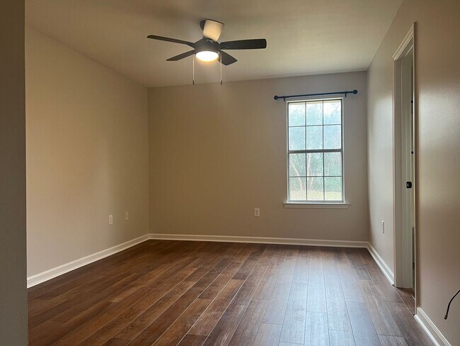 Building Photo - 1505 Hathaway Dr