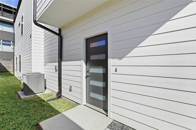 Building Photo - 712 Delano St