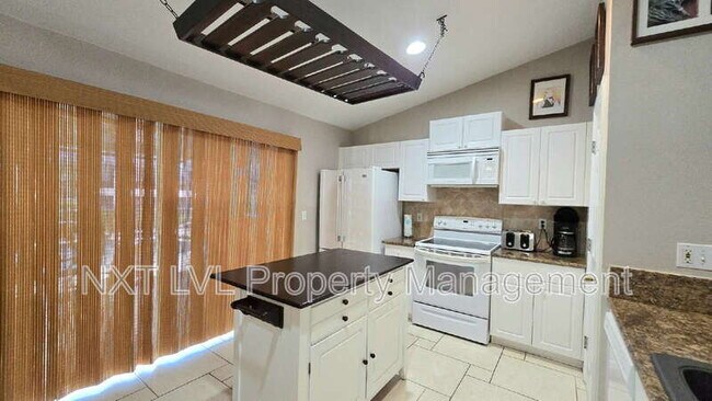 Building Photo - 4022 SW 12th Pl