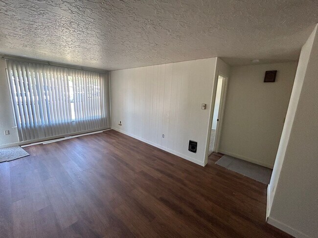 Building Photo - BEA510-520