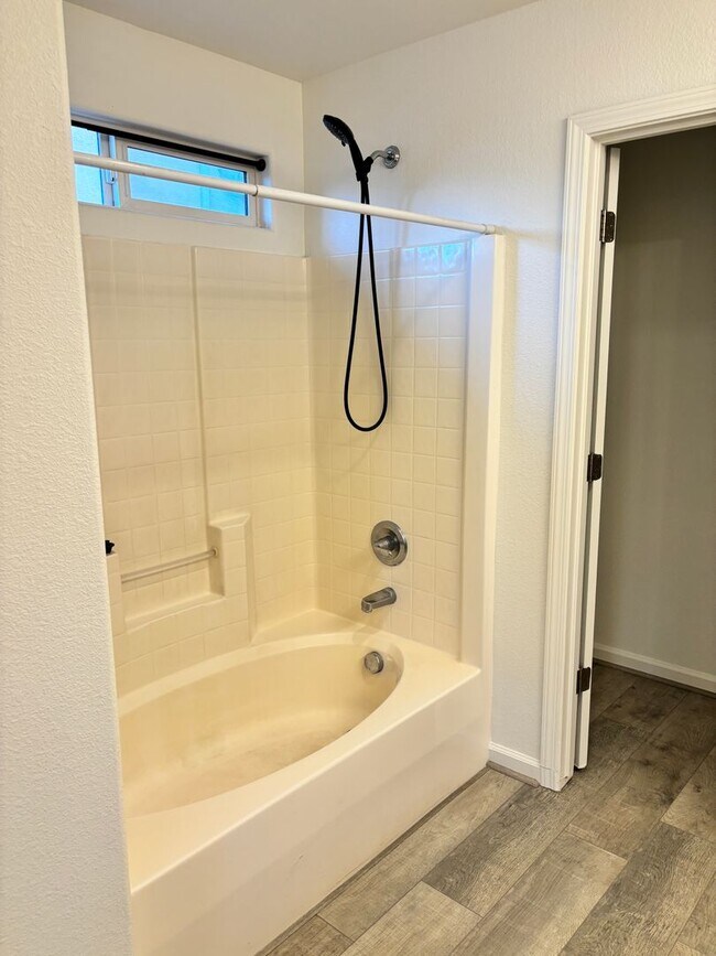 Building Photo - BEAUTIFUL, SPACIOUS,  4 BEDROOM, 2 BATHROO...