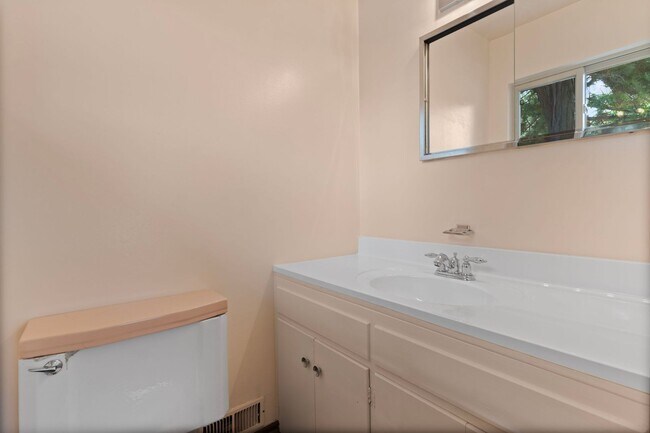 Building Photo - Charming 3BR, 2,200 Sq Ft SFR in Broomfield