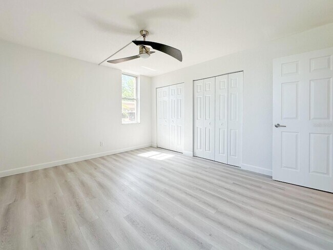 Building Photo - 7910 Sun Island Dr S