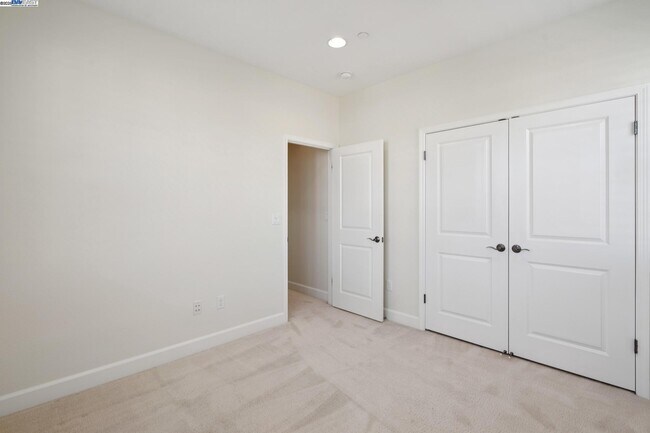 Building Photo - 454 Bengali Ct