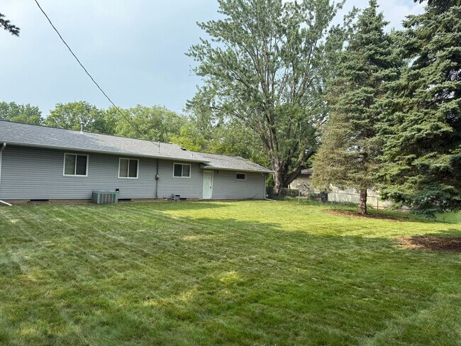 Building Photo - Newly Refreshed 3 Bedroom 1 Bath Single Fa...
