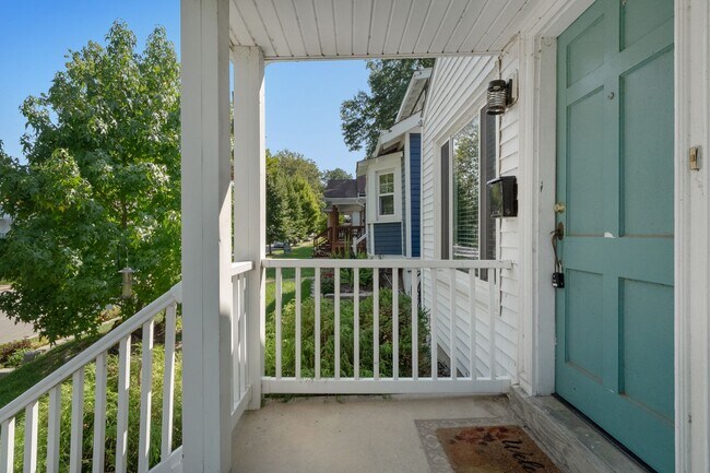 Building Photo - Chic French-ish Town-Cottage